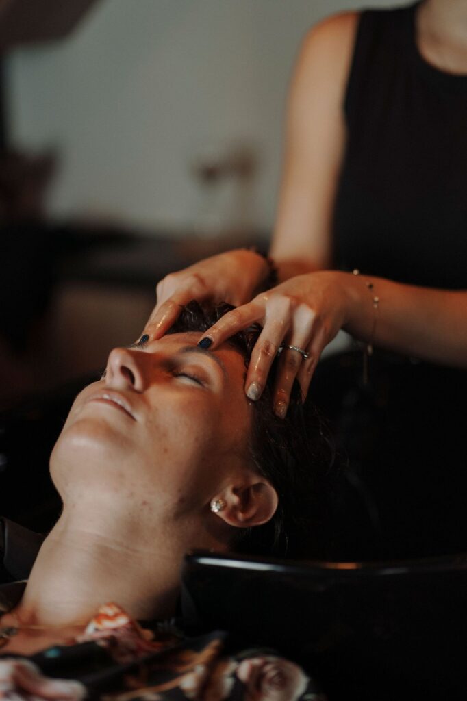 Shampoing et massage du cuir chevelu dans l'espace lavage du salon