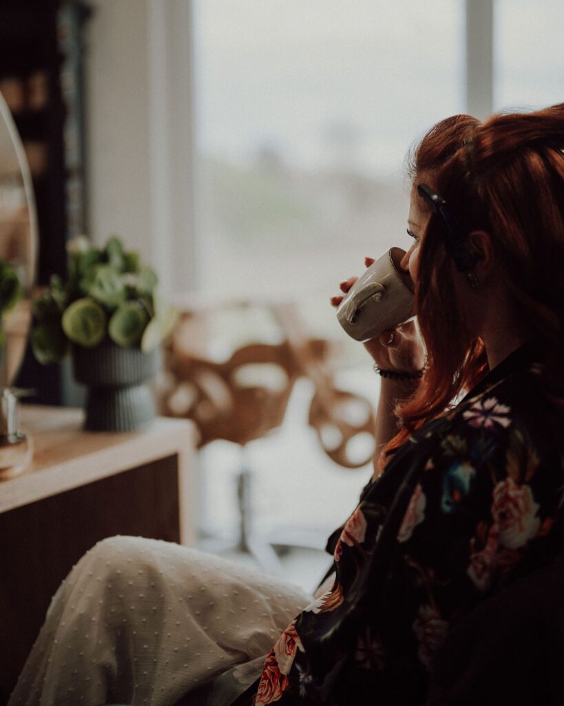 Cliente prenant un café au salon