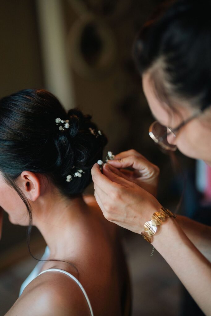 Coiffure de mariée : chignon orné de petites fleurs
